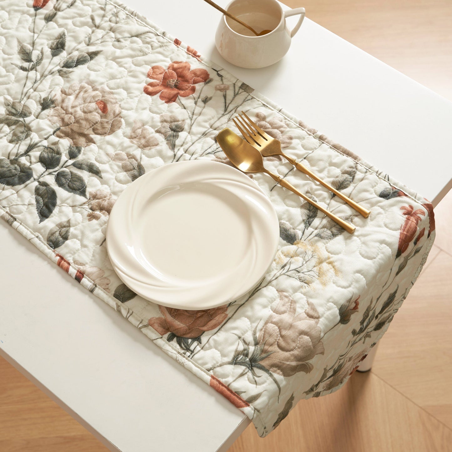 DaDalogy Verzauberte Wiese Wendbarer Tischläufer – Florale Eleganz in Beige, Rosé und Sanftem Olivgrün, Gesteppter Premium-Tischläufer aus Weicher Mikrofaser