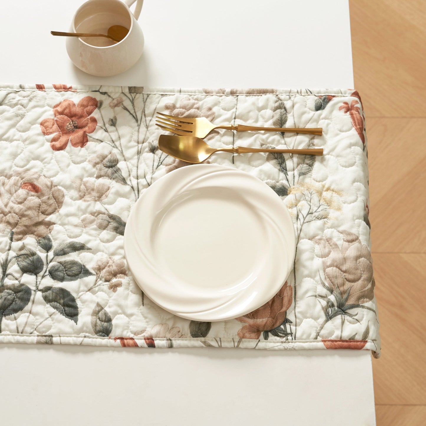 DaDalogy Verzauberte Wiese Wendbarer Tischläufer – Florale Eleganz in Beige, Rosé und Sanftem Olivgrün, Gesteppter Premium-Tischläufer aus Weicher Mikrofaser