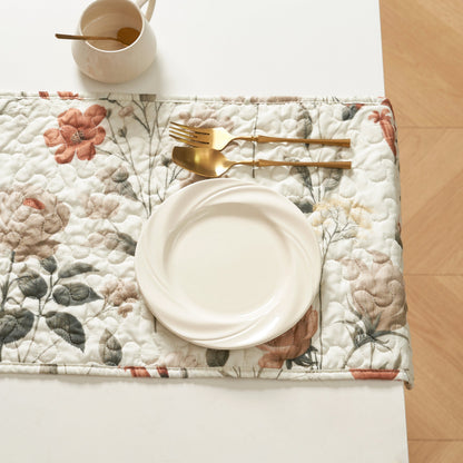 DaDalogy Verzauberte Wiese Wendbarer Tischläufer – Florale Eleganz in Beige, Rosé und Sanftem Olivgrün, Gesteppter Premium-Tischläufer aus Weicher Mikrofaser