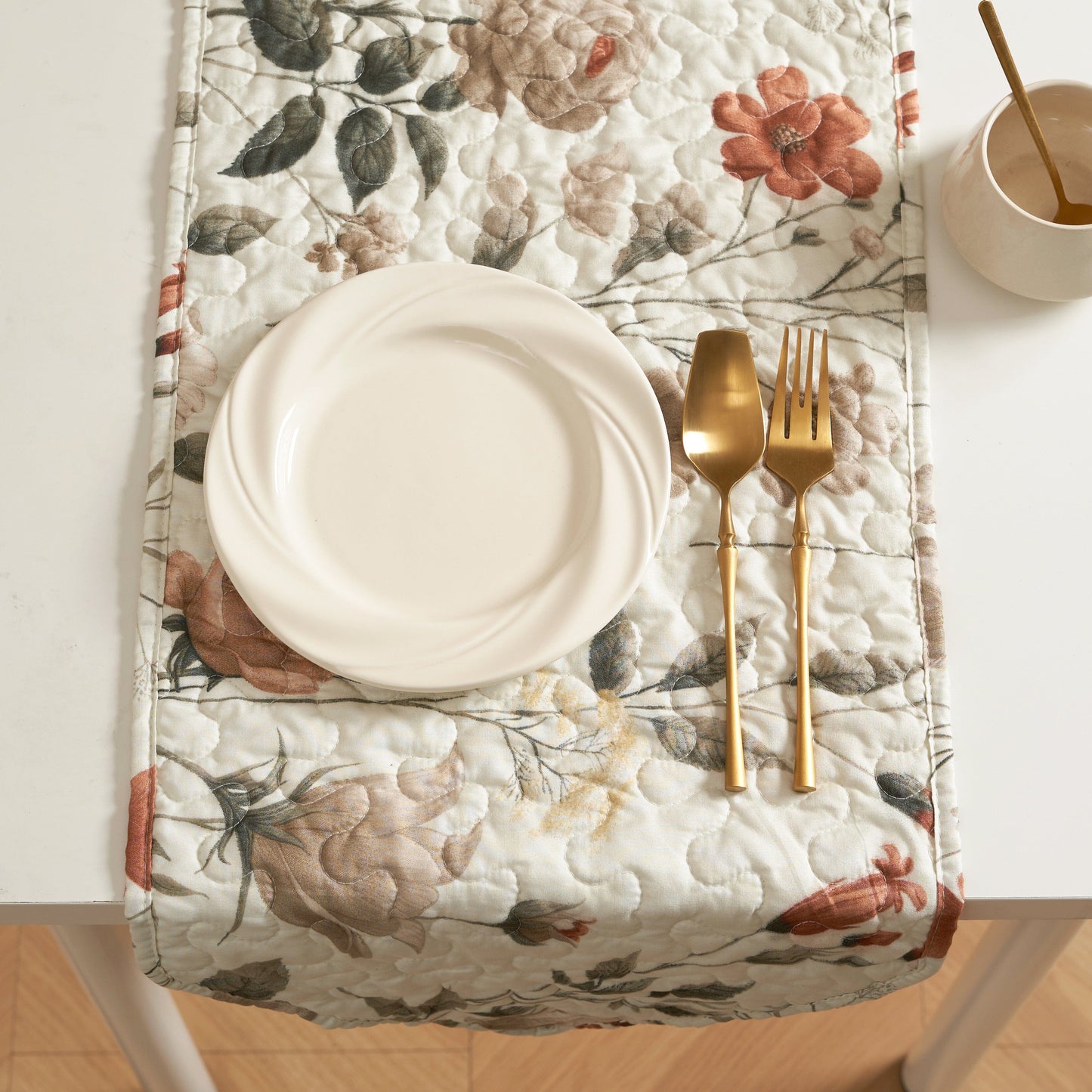 DaDalogy Verzauberte Wiese Wendbarer Tischläufer – Florale Eleganz in Beige, Rosé und Sanftem Olivgrün, Gesteppter Premium-Tischläufer aus Weicher Mikrofaser