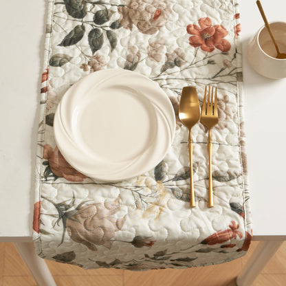 DaDalogy Verzauberte Wiese Wendbarer Tischläufer – Florale Eleganz in Beige, Rosé und Sanftem Olivgrün, Gesteppter Premium-Tischläufer aus Weicher Mikrofaser