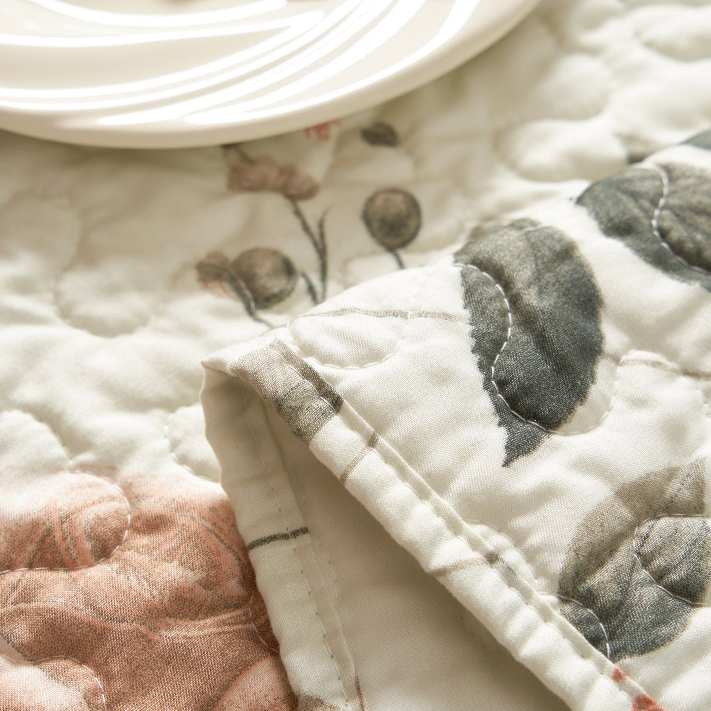 DaDalogy Verzauberte Wiese Wendbarer Tischläufer – Florale Eleganz in Beige, Rosé und Sanftem Olivgrün, Gesteppter Premium-Tischläufer aus Weicher Mikrofaser